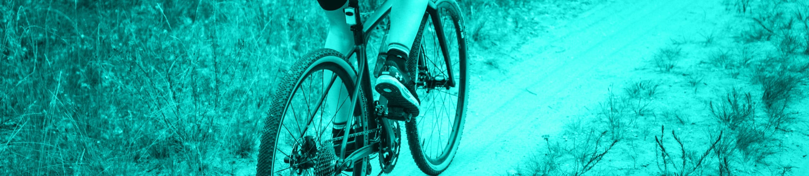 Gravel-Bike-Fahrer auf Sandweg im Wald